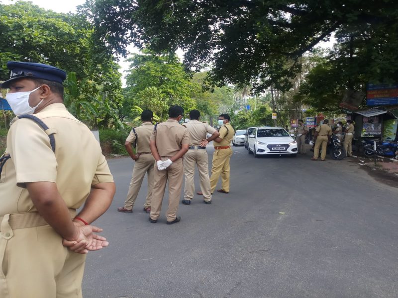 നഗരത്തിലെ ഹോട്ട് സ്പോട്ട്കളായ അമ്പലത്തറ,  കളിപ്പാംകുളം വാർഡുകളിൽ കർശന നിയന്ത്രണങ്ങൾ ഏർപ്പെടുത്തി പോലീസ്      വിലക്ക് ലംഘനം:  മാസ്ക് ധരിക്കാത്തതിന് 70 പേര്‍  ഉള്‍പ്പെടെ 122 പേർ പിടിയിൽ